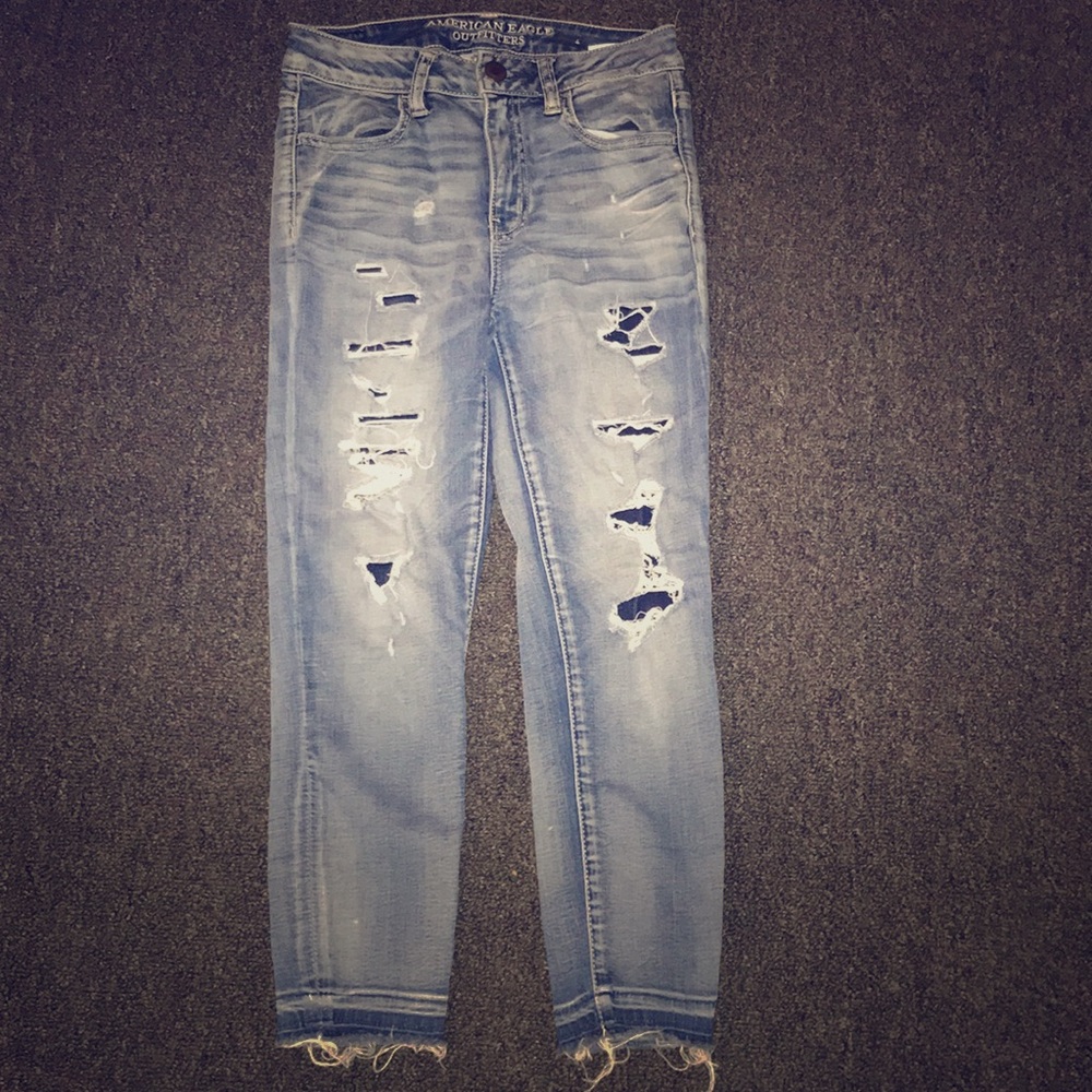 AE distressed capris